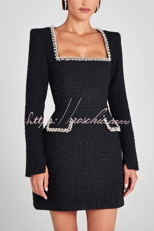 Mini-robe en tweed à bordures perlées, manches longues fendues et poches