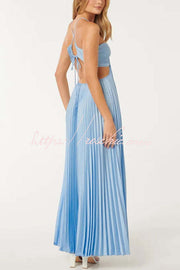 Robe longue plissée en satin avec découpe dos nu croisé