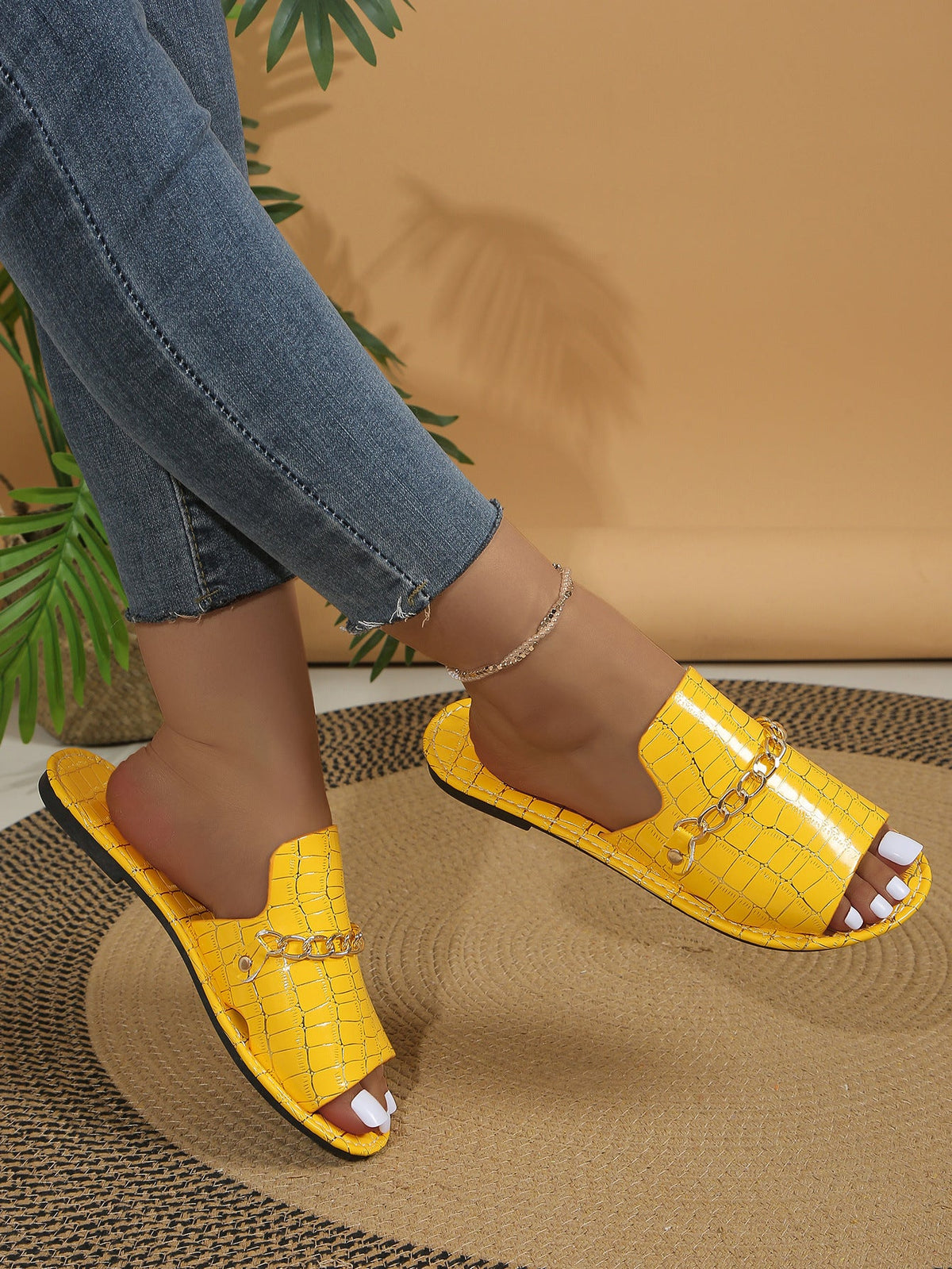 Chain Accent Flat Beach Sandals for Vacation