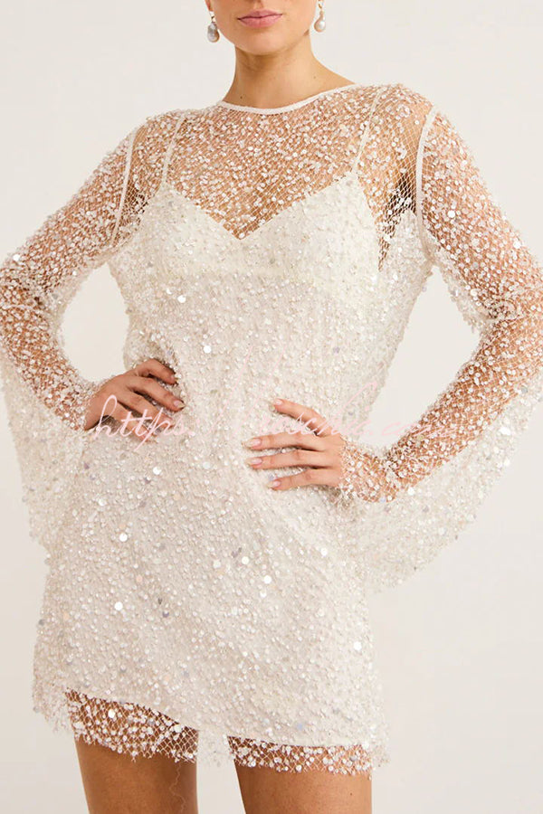 Mini-robe à manches longues ornée de paillettes et de perles