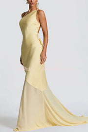 Robe longue asymétrique en satin avec ourlet en queue de poisson en mousseline