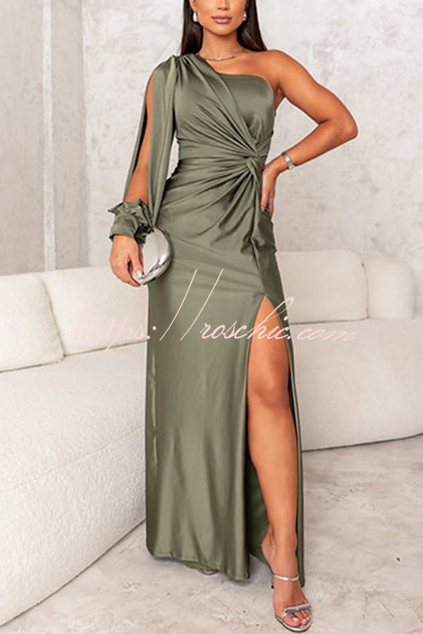 Robe longue en satin à une épaule avec détail torsadé et fente