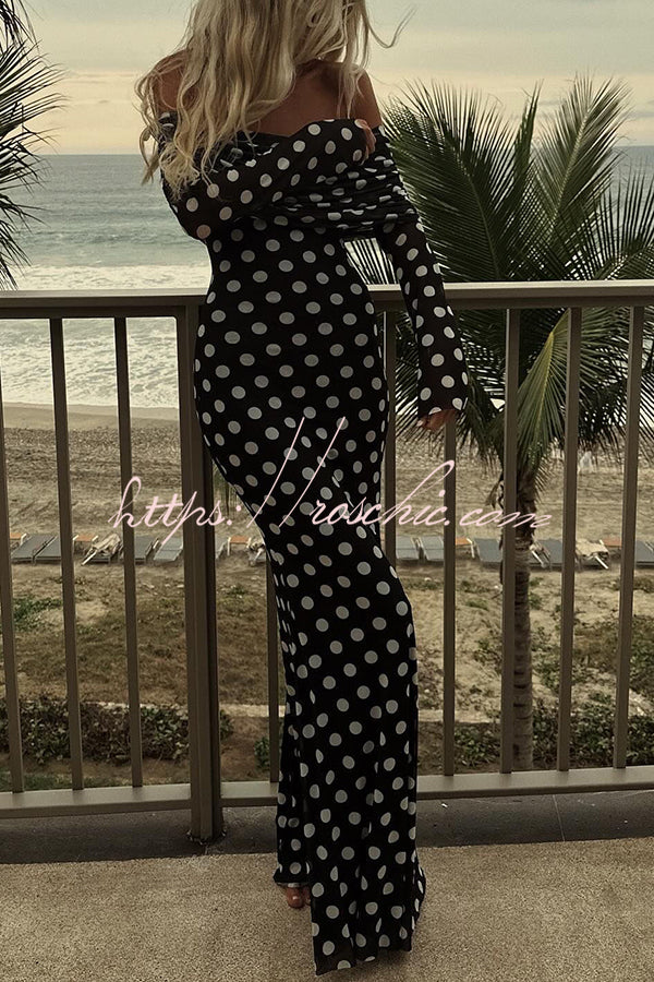 Robe longue froncée à pois et épaules dénudées – Coupe slim