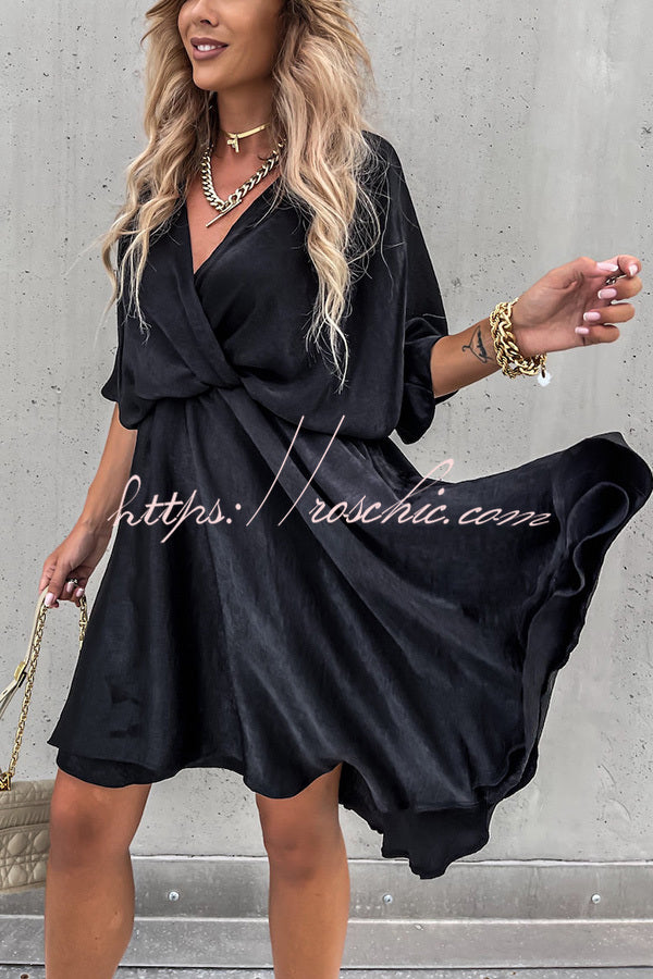 Mini-robe en satin à manches chauve-souris – Coupe ample, col en V