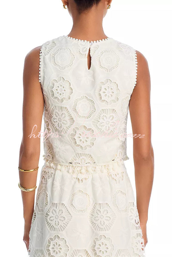 Débardeur court en dentelle au crochet brodé avec bordure à pompons