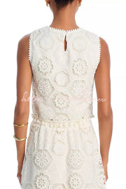 Débardeur court en dentelle au crochet brodé avec bordure à pompons