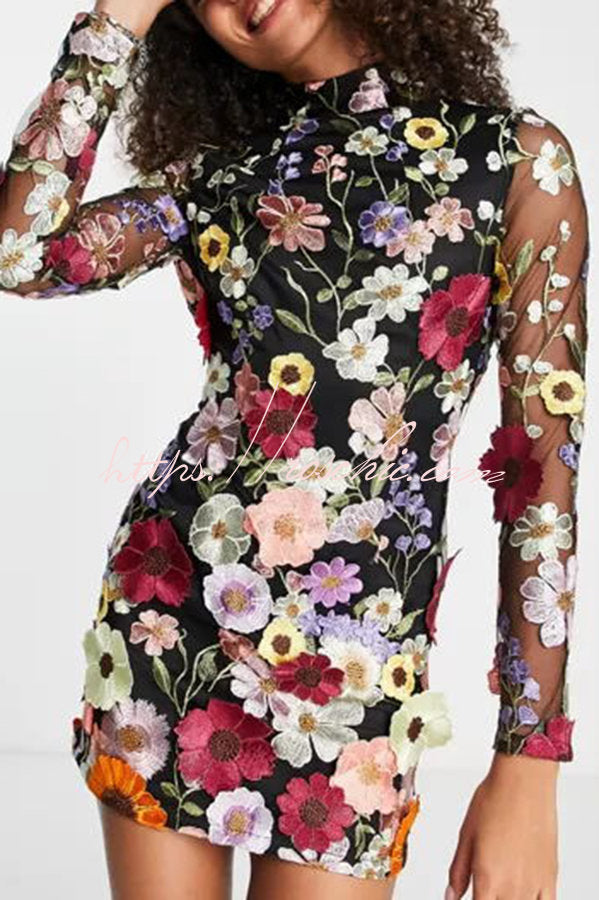 Mini-robe dos nu avec appliques florales et manches longues
