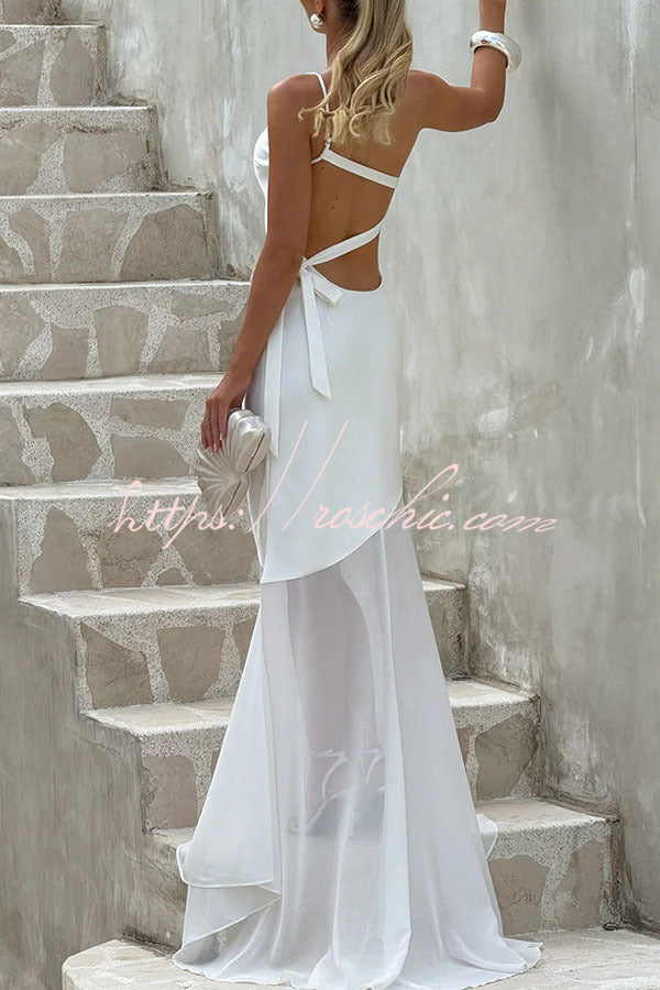 Robe longue asymétrique en satin avec ourlet en queue de poisson en mousseline