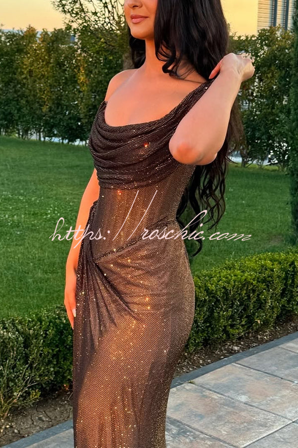 Robe longue froncée à une épaule et sequins avec fente