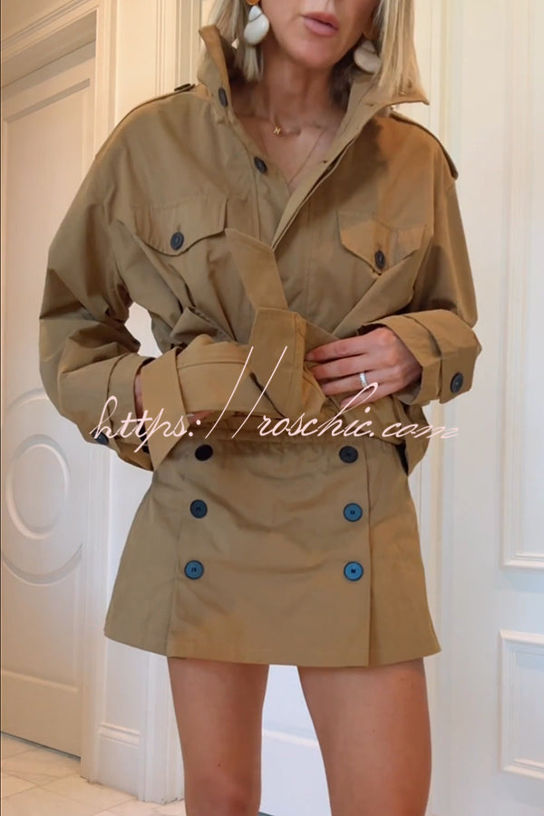 Mini-jupe taille mi-haute à taille élastique avec boutons contrastés