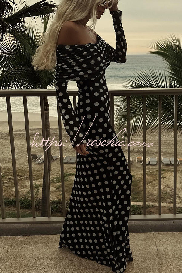 Robe longue froncée à pois et épaules dénudées – Coupe slim