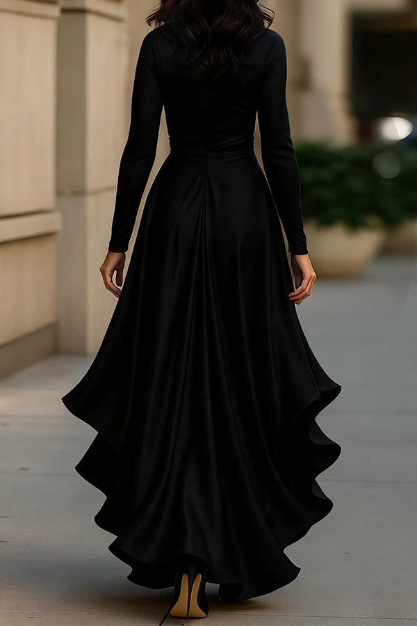 Robe longue en satin à volants et manches longues, col en V