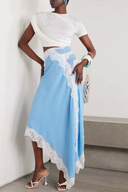 Robe longue asymétrique en tricot côtelé à taille découpée et ourlet en dentelle