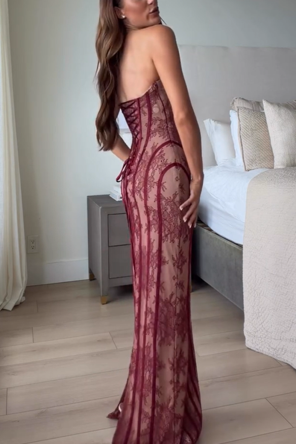 Robe longue sans bretelles en dentelle florale avec dos à lacets et fente