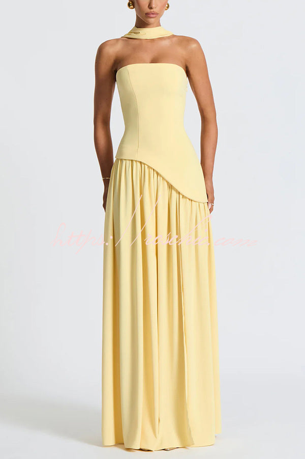 Robe longue plissée en mousseline à épaules dénudées avec fente