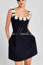 Mini-robe à col carré avec appliques de fleurs et de fausses perles avec poches
