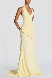 Robe longue en crêpe plissée à col en V et dos nu avec lacets