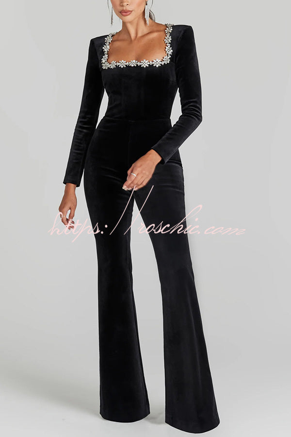 Combinaison en velours noir avec bordure bijoux et pantalon évasé