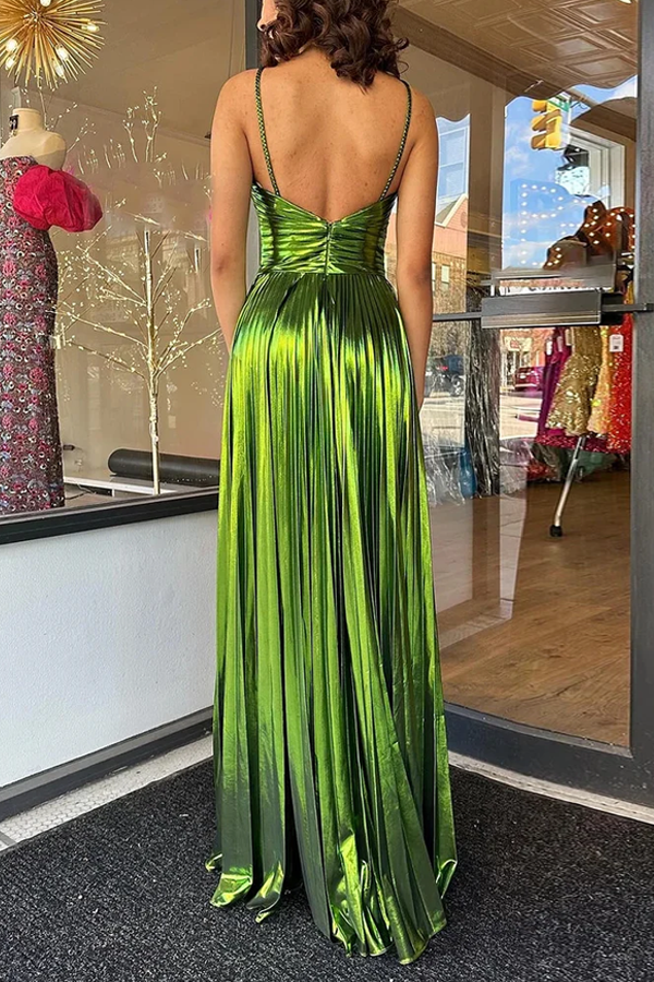 Plissee-Maxikleid aus Metallic-Stoff mit Kreuzausschnitt, Schlitz und Schlitz