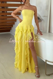 Robe longue à épaules dénudées avec fente haute et détails volants