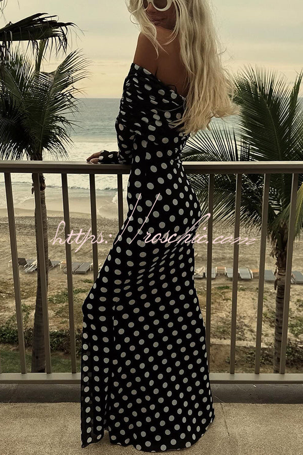 Robe longue froncée à pois et épaules dénudées – Coupe slim