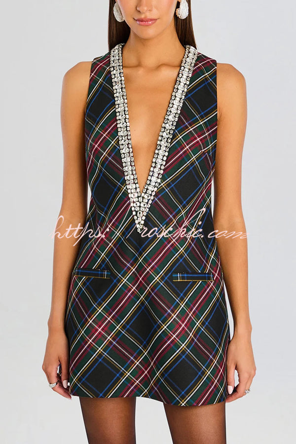 Mini-robe en satin à col en V profond avec bordure en pierres précieuses