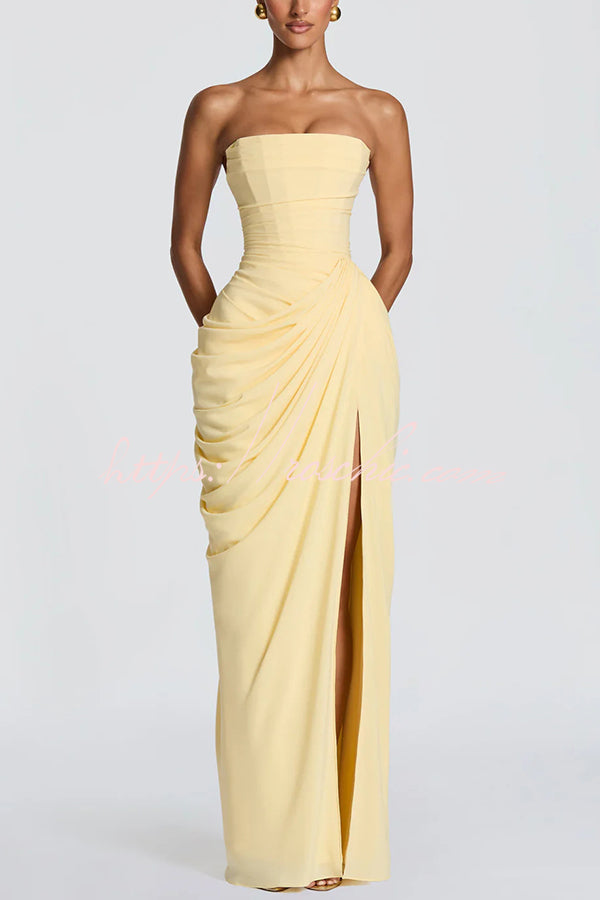 Robe longue sans bretelles en mousseline de soie avec plis asymétriques et fente