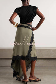 Robe longue asymétrique en tricot côtelé à taille découpée et ourlet en dentelle