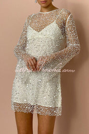 Mini-robe à manches longues ornée de paillettes et de perles