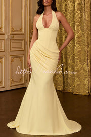 Robe longue en crêpe plissée à col en V et dos nu avec lacets