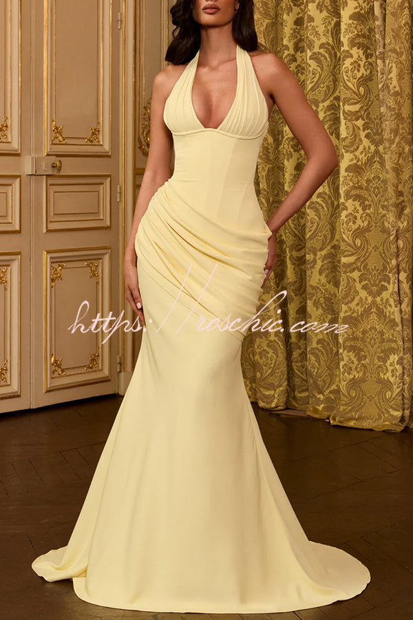 Robe longue en crêpe plissée à col en V et dos nu avec lacets