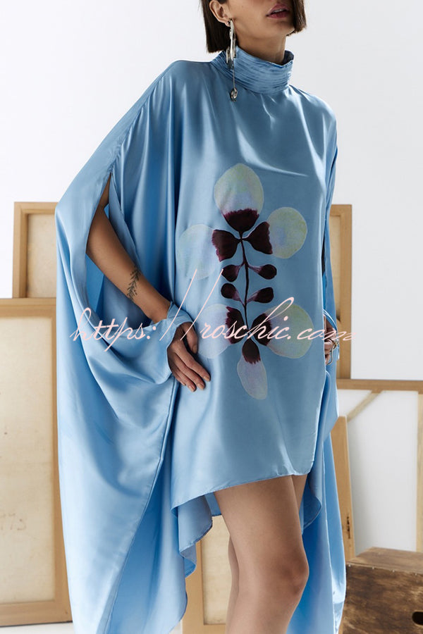 Mini-robe plissée en satin à imprimé floral et col haut
