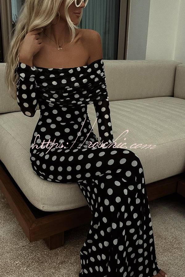 Robe longue froncée à pois et épaules dénudées – Coupe slim