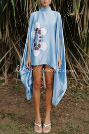Mini-robe plissée en satin à imprimé floral et col haut