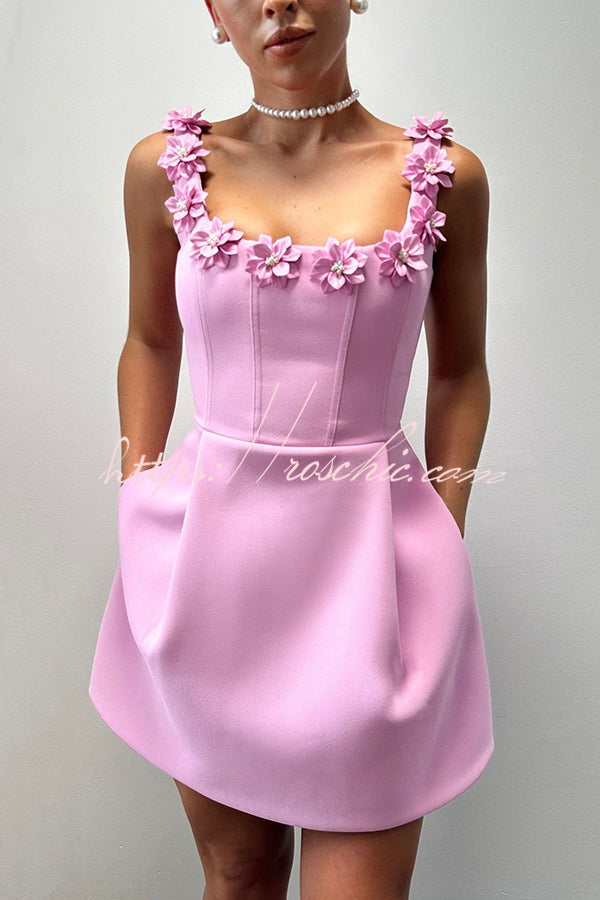 Mini-robe à col carré avec appliques de fleurs et de fausses perles avec poches