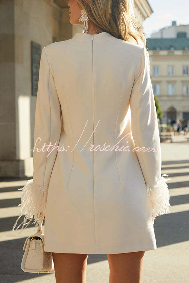 Mini-robe à manches longues et bordure en plumes pour les fêtes