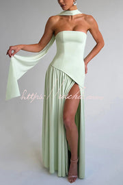 Robe longue plissée en mousseline à épaules dénudées avec fente