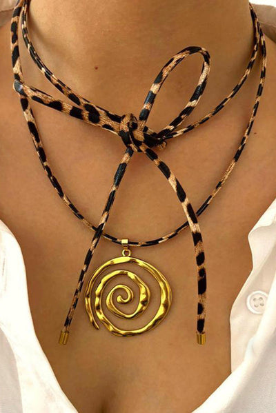 Collana a spirale in acciaio inossidabile con cordoncino in pelle con stampa leopardata