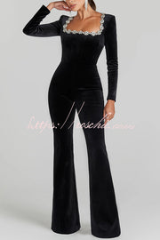 Combinaison en velours noir avec bordure bijoux et pantalon évasé