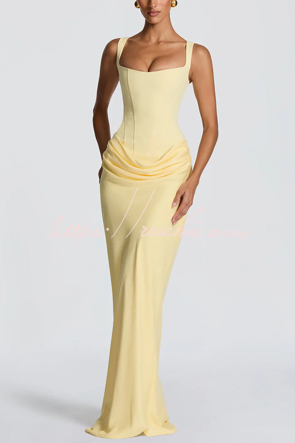 Robe longue drapée en satin à col carré pour les occasions de soirée