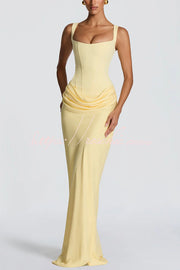 Robe longue drapée en satin à col carré pour les occasions de soirée