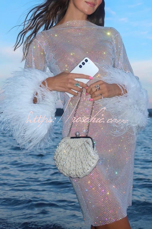 Mini-robe de soirée en tricot ouvert avec strass et manches en plumes