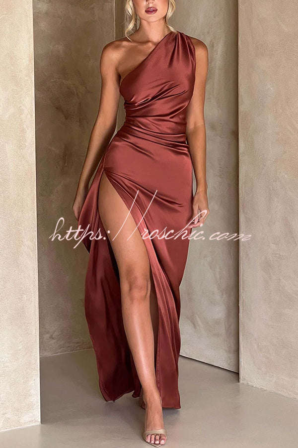 Robe longue en satin à une épaule avec fente à hauteur de cuisse