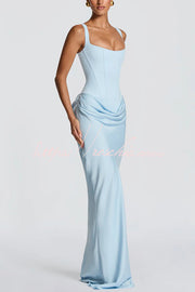 Robe longue drapée en satin à col carré pour les occasions de soirée