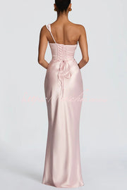 Robe longue plissée en satin à une épaule pour tenue de soirée