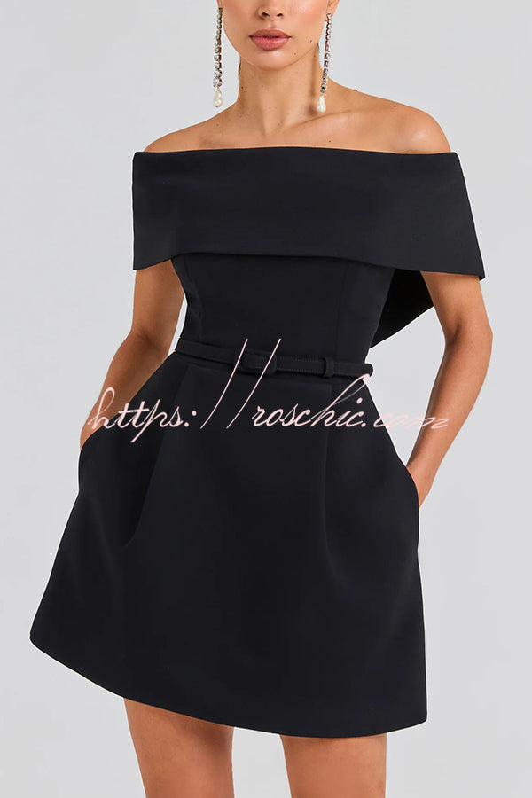 Mini-robe à épaules dénudées avec poches et ceinture amovible