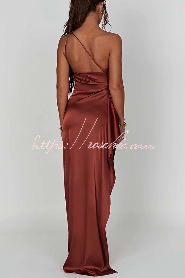 Robe longue en satin à une épaule avec fente à hauteur de cuisse