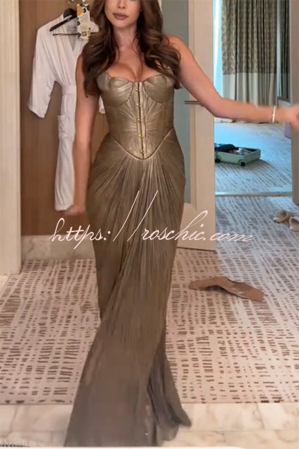 Robe longue plissée métallisée avec corsage en cœur et dos lacé