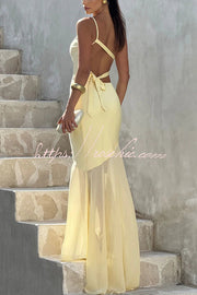Robe longue asymétrique en satin avec ourlet en queue de poisson en mousseline