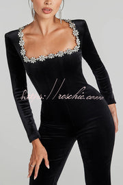 Combinaison en velours noir avec bordure bijoux et pantalon évasé